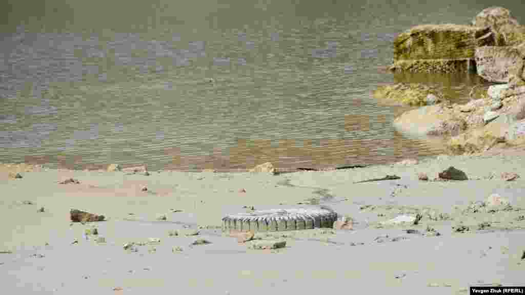 Suv az olğanı içün gölniñ tübündeki çoplük körünip başladı&nbsp;