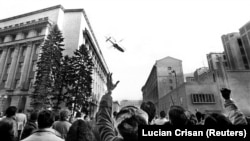 Fotografie din 22 decembrie 1989, surprinzând momentul în care dictatorul Ceaușescu a fugit cu un elicopter