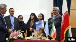 وزیران آموزش‌وپرورش و علوم همراه با معاون رییس‌جمهور ایران در امور زنان و خانواده هنگام مراسم آغاز اجرای سند ۲۰۳۰ یونسکو.