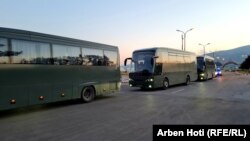 Autobusët e FSK-së me të cilët u transpirtuan refugjatët afganë nga aeroporti i Prishtinës për në kamp. 
