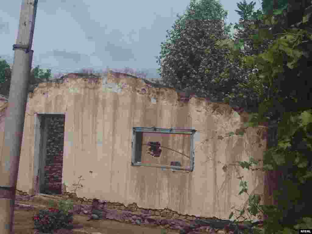Разрушенные в ходе гражданской войны дома в Вахшской долине