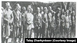 Совет өкмөтү менен жарашуу үчүн келген Мадаминбектин кошуунун тосуп алуу. 1920-жылдын март айы. (Мадаминбек Түркстан фронтунун аскер башчысы Михаил Фрунзенин 1920-жылдын 30-апрелиндеги буйругу менен Маргалан атчандар полкунун командири болуп дайындалган)