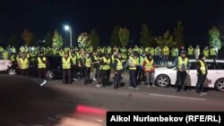 Ыктыярдуу элдик кошуун Бишкекти коргоп турат