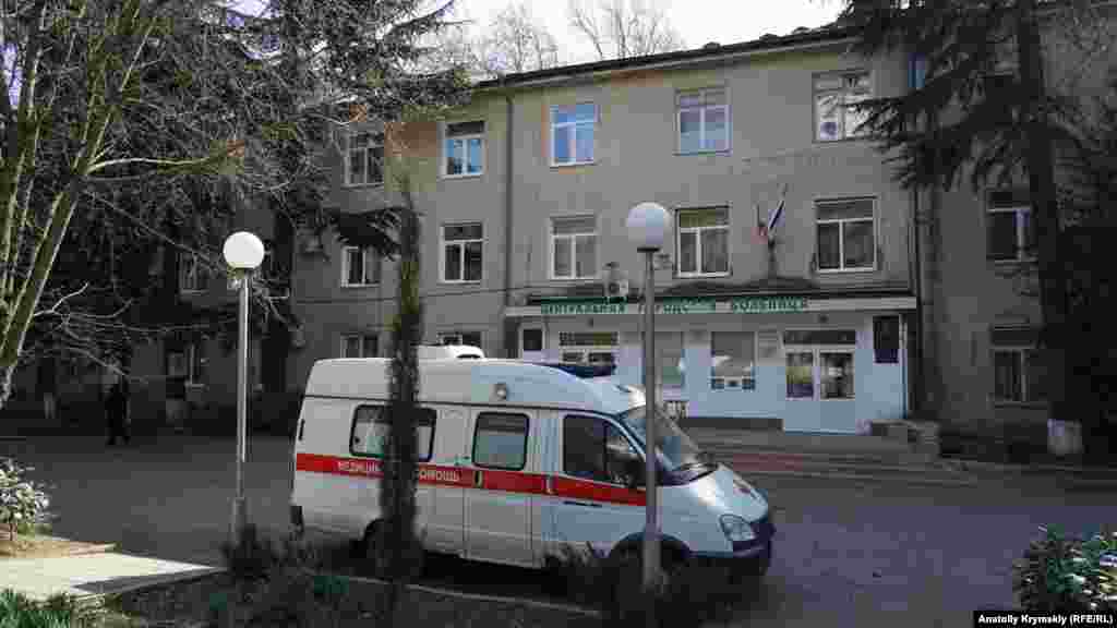 Центральна міська лікарня розташовується біля річки, на вулиці Зарічній