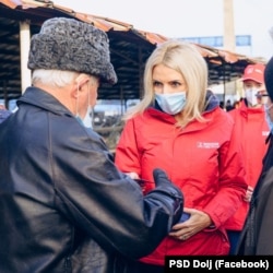 Laura Vicol, în timpul unei acțiuni electorale din 2020.