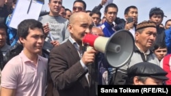 Азаматтық белсенді Макс Боқаев үкіметтің жер реформасына қарсы шеруде сөйлеп тұр.
Атырау, 24 сәуір 2016 жыл.