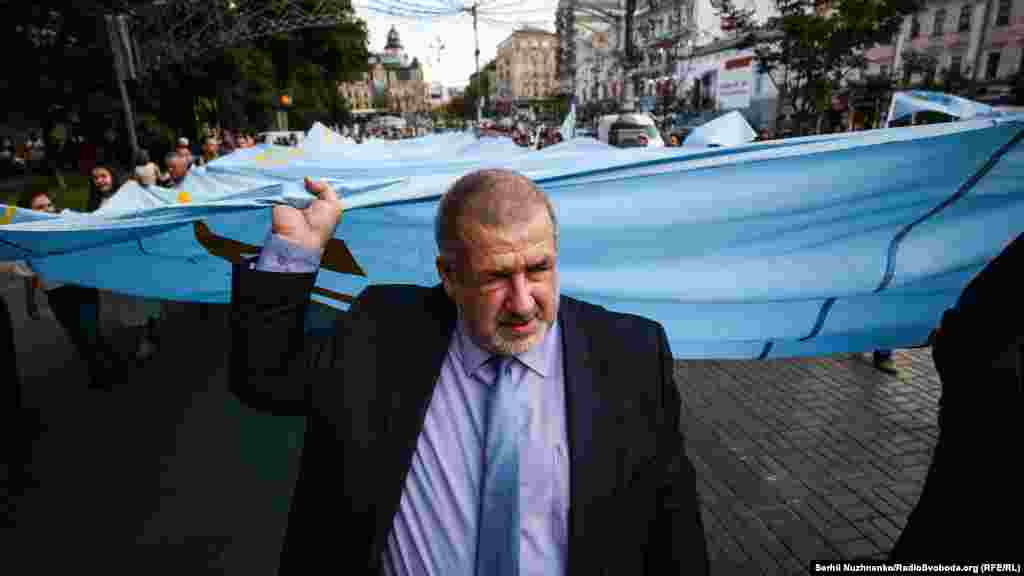 2018 senesi iyün ayı. Refat Çubarov qırımtatar Bayraq kününde Hreşçatıkte 40 metrlik milliy bayraqnı taşıy