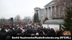 Сотні людей прийшли на акцію, пов’язану зі спорудою УПЦ (МП) у буферній зоні «Софії Київської», Київ, 3 лютого 2018 року