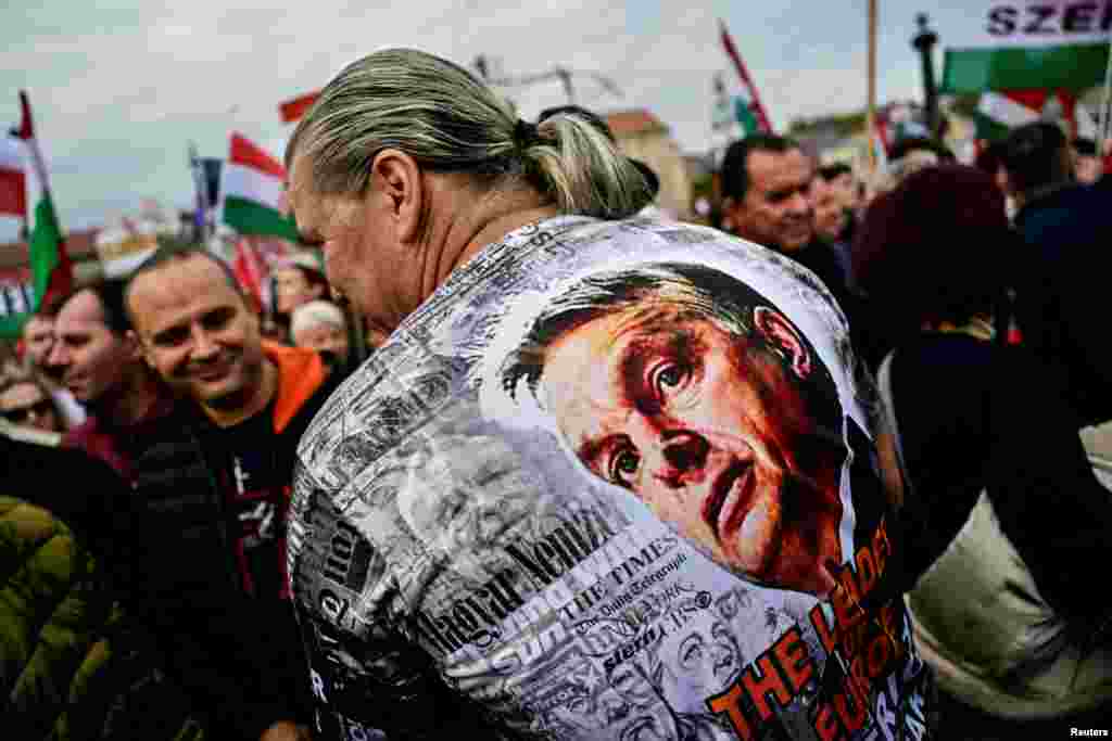 Мужчина в футболке с изображением премьер-министра Венгрии Виктора Орбана на проправительственном митинге под названием "Марш мира" в рамках мероприятий, посвященных 69-й годовщине венгерского восстания 1956 года, Будапешт, Венгрия, 23 октября 2025 года. REUTERS/Marton Monus