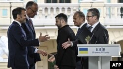 O fotografie de arhivă în care câțiva lideri europeni și președintele ucrainean Volodimir Zelenski își dau mâna după o conferință de presă comună la Kiev, pe 10 mai 2025.
