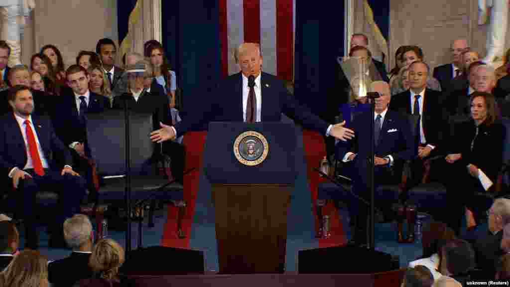 Инаугурация кезінде Трамп "Американың алтын ғасыры" басталды деп мәлімдеді. "Мен ұлт жетістігінің кереметтей жаңа дәуірінің бастауында тұрмыз деген сеніммен және оптимистік көңіл-күймен президент лауазымына қайта оралдым. Елде өзгерістер легі басталады", &ndash; деді Трамп. Трамп президент қызметіне кірісе сала 100-ге жуық жарлыққа қол қоюды жоспарлап отыр. Ол АҚШ-тың оңтүстік шекарасында төтенше жағдай жариялауға және мигранттарға қарсы ірі шаралар өткізуге уәде берген. Бұған қоса Трамп "стратегиялық резервтерді лық толтырып, күллі әлемге америкалық энерияны экспорттау" үшін энергетика саласында төтенше жағдай жарияламақ. "Біз бұрғылайтын боламыз, айналайын, бұрғылаймыз", &ndash; деді ол. Трамп АҚШ-та тек екі жыныс (ер және әйел) болатынын заң жүзінде бекітуге, сырттан әкелінетін тауарларға баж салығын көбейтіп, елдің өнеркәсібін дамыту үшін өз азаматтарына салықты азайтуға уәде етті.