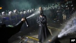 Protestele din Turcia continuă pentru a cincea zi, în ciuda gloanțelor de cauciuc și a tunurilor cu apă