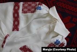 Рэканструкцыя жаночай сарочкі зь Вяліскага павету