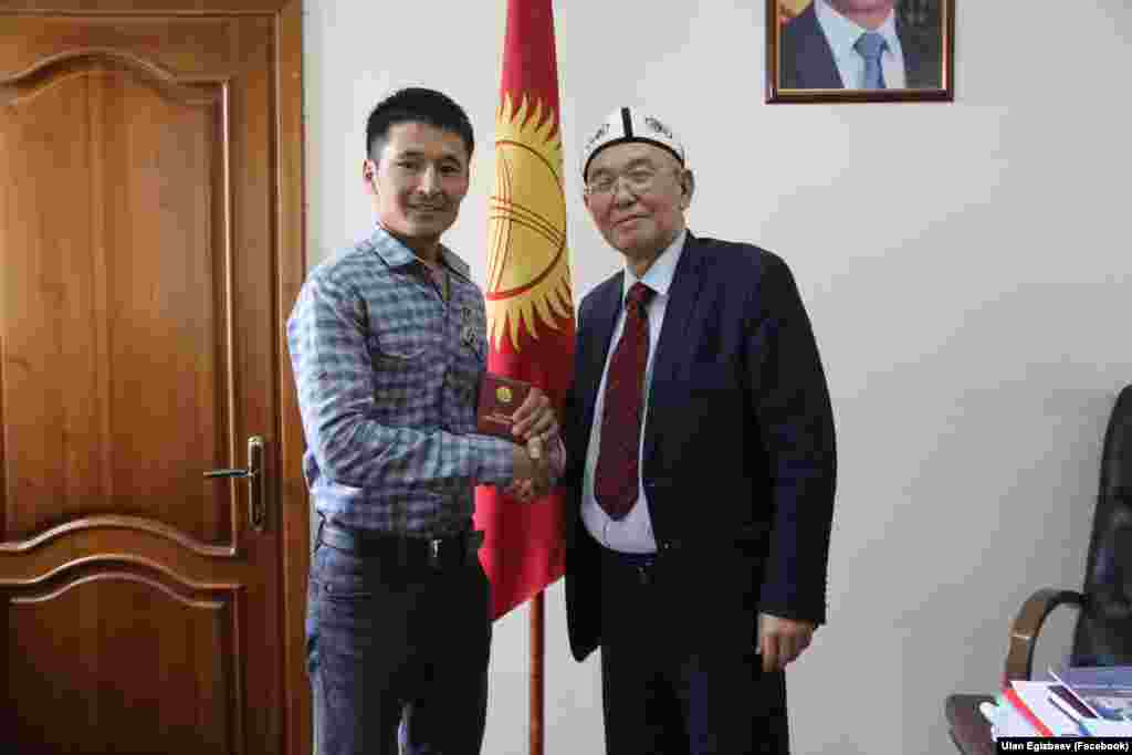 Президентке караштуу мамлекеттик тил боюнча улуттук комиссиянын &ldquo;Кыргыз тили&rdquo; төш белгисин алган учур. Уланбек Эгизбаев кыргыз тилин өнүктүрүүгө кошкон салымы үчүн сыйланган. Уланбек журналисттик ишмердиктен тышкары 2014-жылы &ldquo;Фейсбукта&rdquo; &ldquo;Кыпкыргызча&rdquo; деп аталган тайпаны негиздеген. Азыр аны 17 миңден ашуун адам колдонот. Аталган тайпада унутулуп бараткан кыргызча сөздөр жайылтылып, чет тилдердин котормолору талкууланат жана туура котормолор тандалат. Андан тышкары, "Кыпкыргызча" деген коомдук фонду да бар.&nbsp;