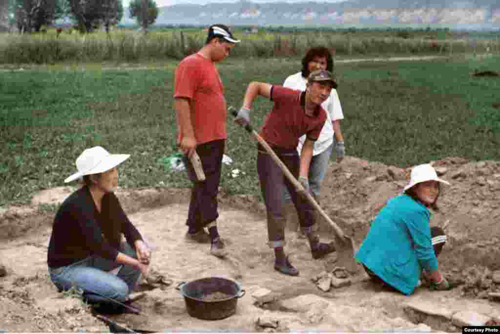 Кочкор-Башы: "Төрт-Күл" шаар чалдыбарын казууга катышкан студенттер. - Нарын облусунун Кочкор өрөөнүндөгү Кум-Дөбө айылындагы байыркы Кочкор-Башы шаарынын ордунда ("Төрт-Күл" чалдыбарында) археологиялык казуу иштерине катышкан КУУнун студенттери. Археолог Ороз Солтобаев "Азаттыкка" берген сүрөт. 01.7.2011.  