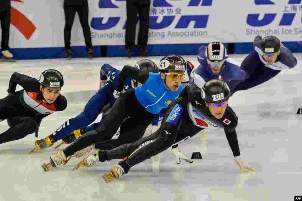 Қазақстандық шорт-трекші Нұрберген Жұмағазиев (көк формада) былтыр әлем кубогы кезеңдерінде&nbsp; алтын және қола медаль иеленген. Биылғы әлем кубогы кезеңдерінде финалға шыға алмады. Дегенмен, спортшы "Пхенчхандағы олимпиадада барын салмақ".&nbsp;