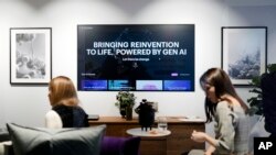 Dy gra duke diskutuar në një panel për inteligjencën artificiale.
