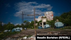 Палатките, в които живеят семейства от разрушените къщи