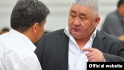 Глава МВД КР Зарылбек Рысалиев (справа) на заседании правительства, 13 июля