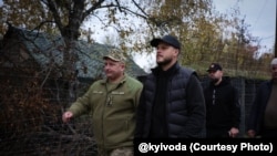 Кіраўнік Кіеўскай вобласьці Мікола Калашнік (у цэнтры) у чарнобыльскай зоне знаёміцца з фартыфікацыйнымі збудаваньнямі, 19 кастрычніка 2025