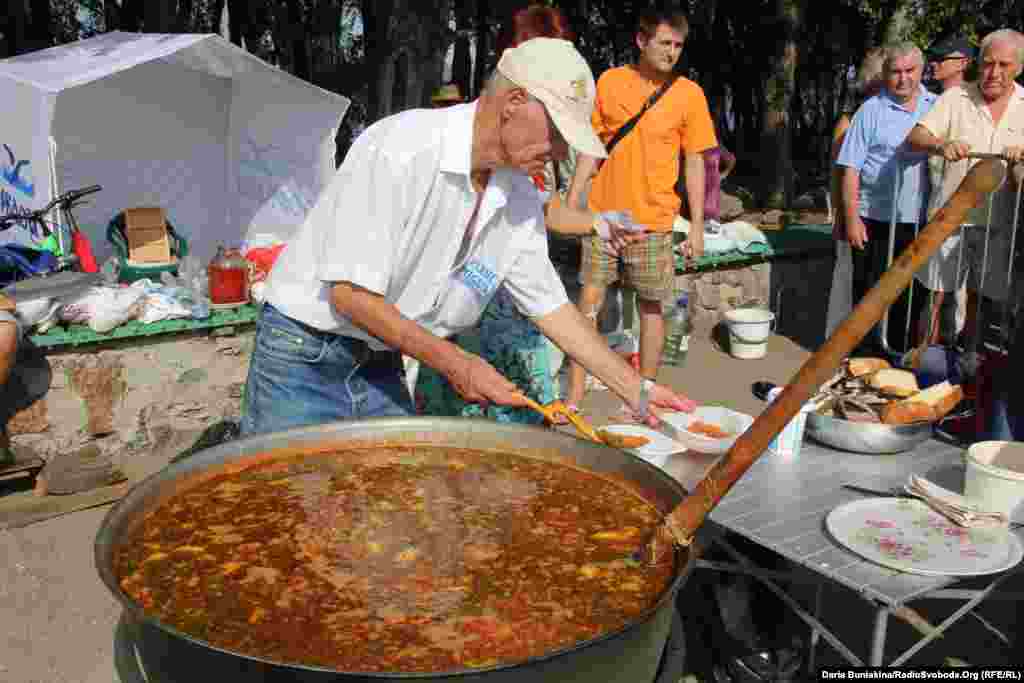 Традиційний український борщ з пампушками, часником та салом &laquo;Жонатий борщ від &laquo;Рідного міста&raquo;