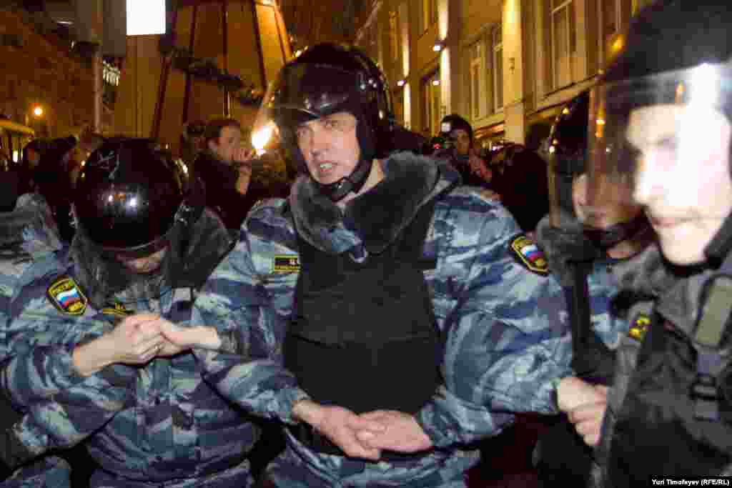 Law enforcement officers arrest antigovernment rally participants on Moscow's Triumph Square on December 6.