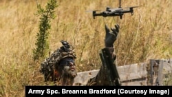 Войник от 2-ра мобилна бригада на 101-ва въздушнодесантна дивизия на тренировъчния полигон Ново Село, България, на 7 август 2025 г.