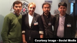 На конференции ОБСЕ в Варшаве. Гражданский активист Галым Агелеуов,  жена Вадима Курамшина Екатерина Курамшина, сын Арона Атабека Аскар Айдархан и гражданский активист Мухтар Умбетов. 2 октября 2014 года. 