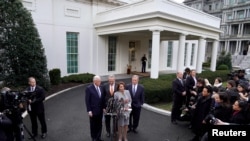 Конгресстин Эл өкүлдөр палатасынын спикери Нэнси Пелоси президент Дональд Трамп менен  Ак үйдөгү жолугушуу жыйынтыксыз аяктагандан кийин кабарчылардын суроолоруна жооп  берип жаткан учуру. Вашингтон, 9-январь, 2018-жыл. 