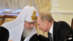 რუსეთის მართლმადიდებელი ეკლესიის პატრიარქი კირილე და პრეზიდენტი ვლადიმირ პუტინი. მოსკოვი, 8 თებერვალი, 2012.