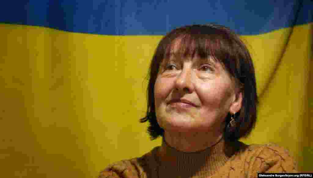 Oleg, birinci tintüv ve memuriy tevqiften soñ Qırımdan köçüv meselesini qorantasınen muzakere ettimi sualine Lübov menfiy cevap berdi: "Asılında o, ic bir vaqıt Qırımnı Rusiye kibi qabul etmey edi. Onıñ içün Qırım - bu Ukraina, ve eñ esası - onıñ evi. Qorantamızda köçme meselesi köterilmey edi bile".