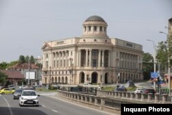 Imagine actuală cu una dintre clădirile-simbol ale Iașului: Biblioteca Central Universitară.