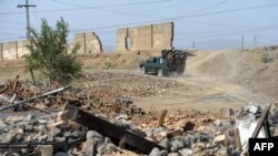 پاکستان پوځيان په شمالي‌وزیرستان کې پر کچه سړک، د کنډوالو په منځ کې ګزمه کوي - انځور له ارشیفه 