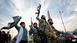 Luftëtarët opozitarë sirianë duke festuar rrëzimin e Qeverisë siriane në Damask.