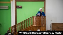 Жалал-Абад шаарындагы мечит. Жума намазда имам вакцина тууралуу айтып жатат. ДСУ/Данил Усманов