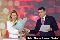 George Simion i-a dat Elenei Lasconi un buchet de flori, luni seară, după care a plecat de la dezbaterea organizată de Digi24.