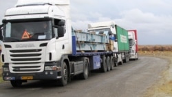 Türkmen, özbek gepleşiklerine garamazdan, “Farap” gümrüginde ulaglaryň uly nobatlary saklanýar