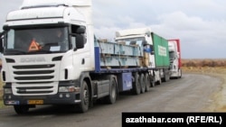 Архивное фото. Машины с узбекскими номерами на туркменской границе