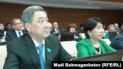 Парламент мәжілісінің төрағасы болып сайланған Бақтықожа Ізмұхамбетов (сол жақта).  Астана, 25 наурыз 2016 жыл.