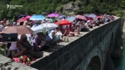 U Drinu spuštene ruže za 3.000 ubijenih Bošnjaka