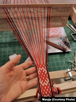 Працэс тканьня пояса на бёрдзе