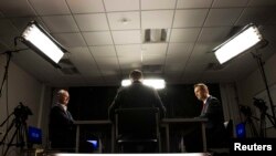 Russian opposition leader Aleksei Navalny (right) and former separatist commander Igor Girkin take part in a debate in Moscow on July 20.