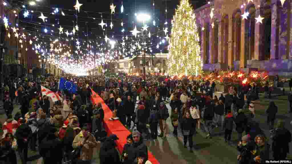 Новогодний стол перед зданием грузинского парламента на проспекте Руставели в Тбилиси, Грузия.