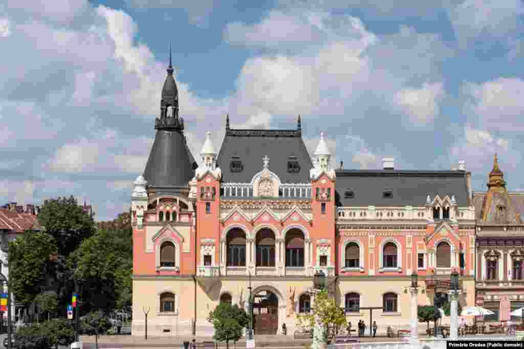 Programul de reabilitare a centrului Oradiei - Piața Centrală și arterele pietonale - s-a derulat în șapte ani, a reabilitat 40 de edificii până acum, iar restaurarea altor 23 se află în curs. 10 monumente istorice au fost deja reabilitate