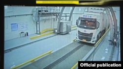 Рентгеновая установка на инспекторско-досмотровом комплексе «Иркештам» проверяет грузовую фуру.