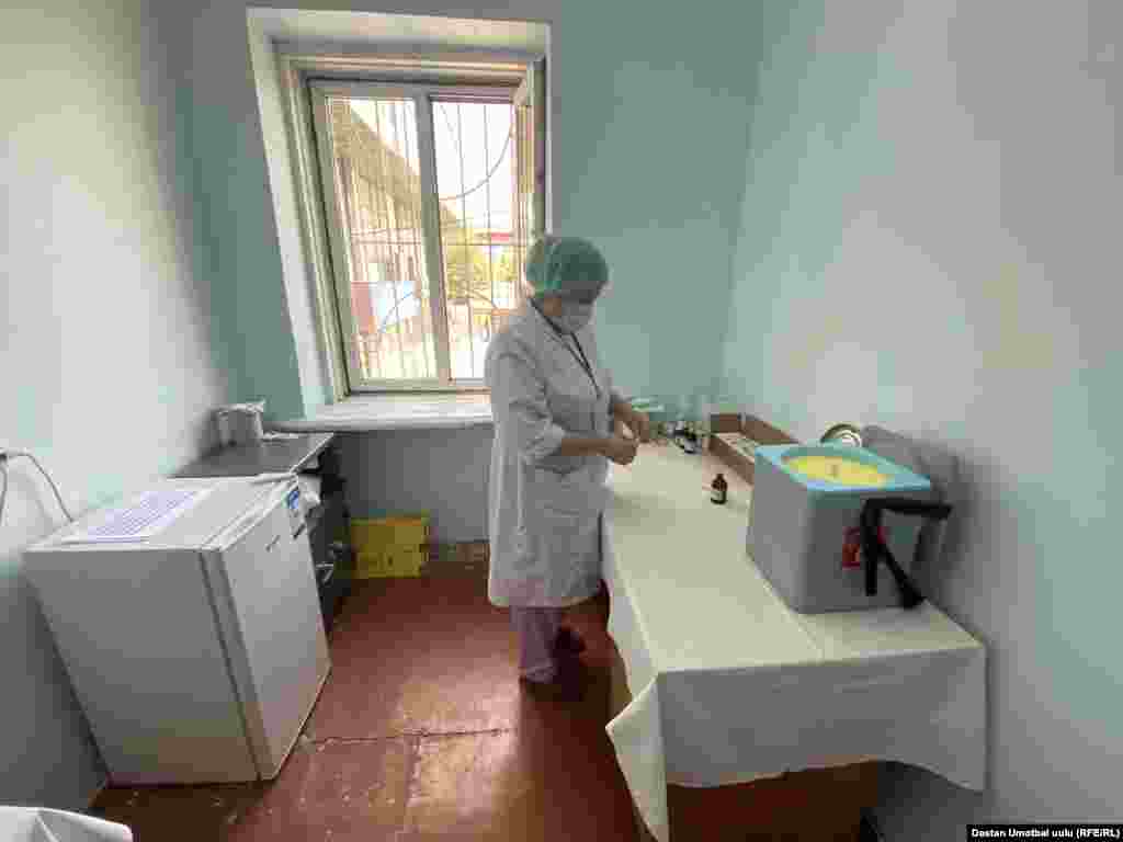 Оштогу чоң базарлардын бири "Келечекте" дарыгерлер каалагандарды эмдеп жатат.