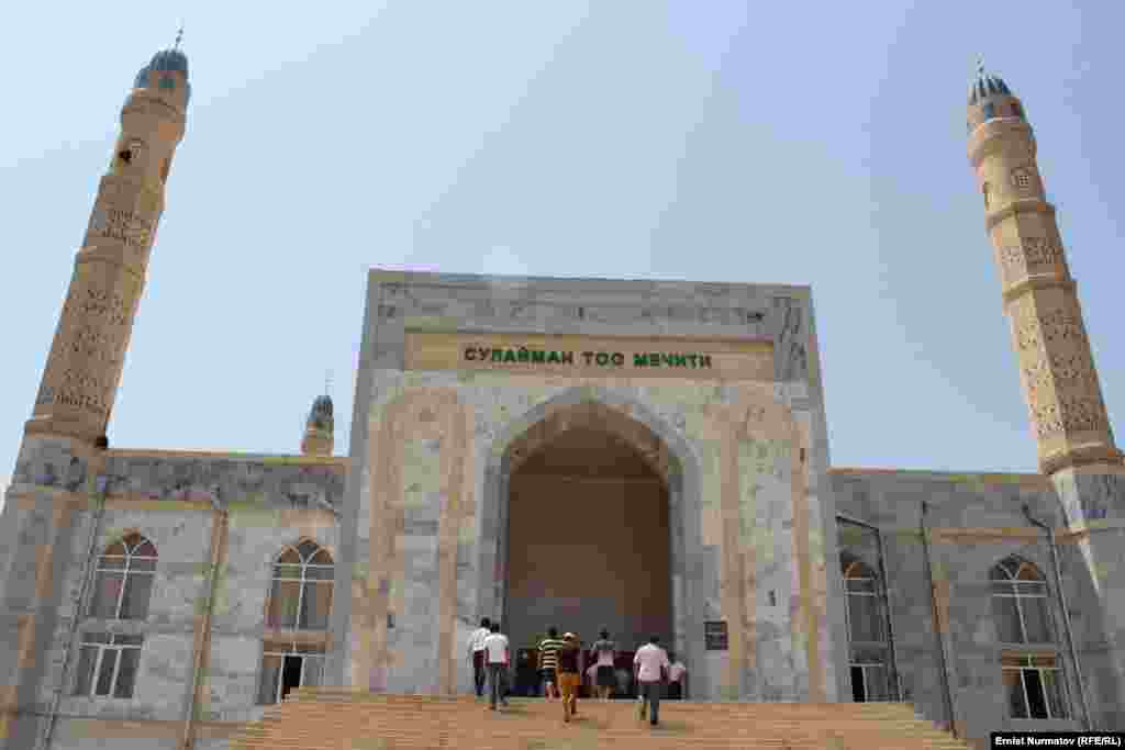 Одна из красивейших мечетей Оша - "Сулайман-Тоо"