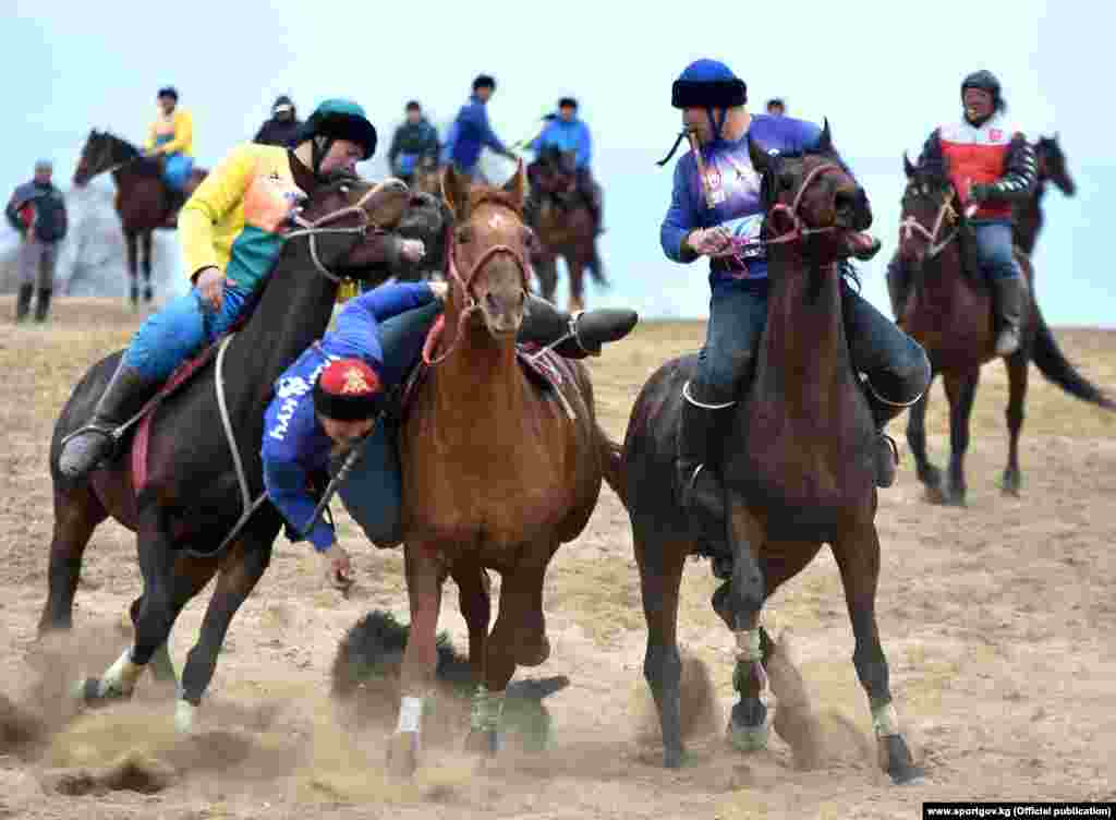 Мелдештин биринчи күнүндө "Сары-Өзөн" командасы "Жаш күч" командасын 11:6 эсебинде жеңди.&nbsp;