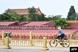 3-nji sentýabrda Pekiniň Tiananmen skwerinde tigir sürüp barýan adam.