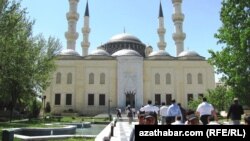 Ärtogrul gazy metjidi. Aşgabat.